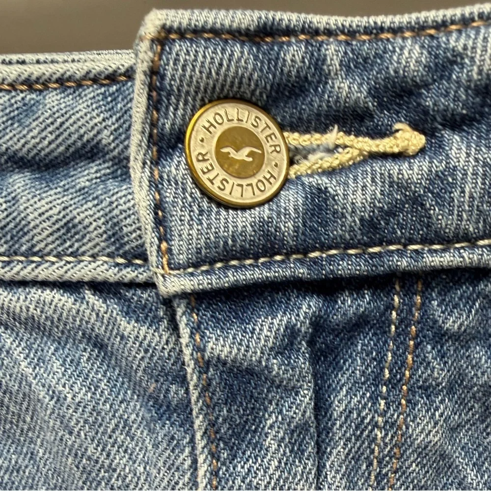 Hollister Ultra High Rise Mom Blue Jean Short Hollister Vintage Stretch Size 2 - Picture 2 of 5